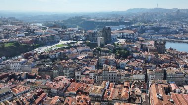 Porto Bölgesi Portekiz 'deki Porto Skyline' da. Katolik Kilisesi. Şehir merkezindeki şehir manzarası. Ortaçağ Binası. Portekiz 'de Porto Skyline. Portekiz Skyline 'ı. Seyahat Alanı.