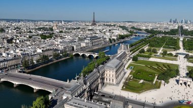Fransa 'da Paris' teki Louvre Müzesi. Louvre Piramidi. Paris Skyline Sahnesi. Fransa 'nın Ile şehrindeki Paris Louvre Müzesi' nde. Güzel Atlıkarınca. Turizm Tarihi Yer.