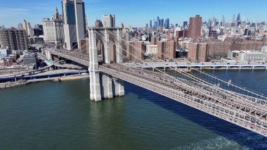 New York 'ta Manhattan' daki Brooklyn Köprüsü. Highrise Binaları Sahnesi. Köprü manzarası. New York 'taki Brooklyn Köprüsü. Şehir Merkezi Şehir Manzarası.