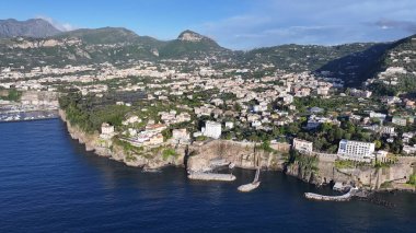 Napoli 'deki Sorrento Sahili' nde Sunset Skyline. Günbatımı Şehri. Rıhtım manzarası. Napoli İtalya 'daki Sorrento Plajı. Plaj manzarası. Ortaçağ Binaları. Sorrento Skyline. Amalfi Sahili.