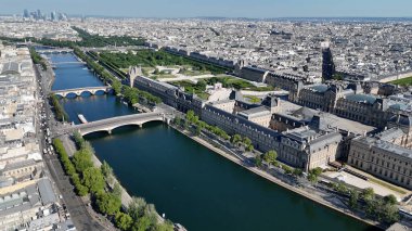 Fransa 'da Paris' teki Louvre Müzesi. Güzel Atlıkarınca Bahçesi. Paris Şehri Peyzajı. Fransa 'nın Ile şehrindeki Paris Louvre Müzesi' nde. Louvre Piramidi. Kültür Mirası.