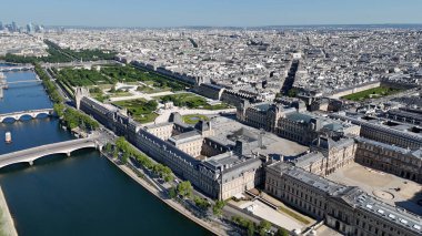 Fransa 'da Paris' teki Louvre Müzesi. Louvre Piramidi. Paris Skyline Sahnesi. Fransa 'nın Ile şehrindeki Paris Louvre Müzesi' nde. Güzel Atlıkarınca. Turizm Tarihi Yer.