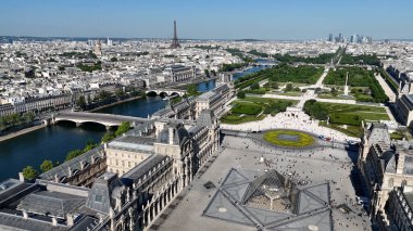 Fransa 'da Paris' teki Louvre Müzesi. Güzel Atlıkarınca Bahçesi. Paris Şehri Peyzajı. Fransa 'nın Ile şehrindeki Paris Louvre Müzesi' nde. Louvre Piramidi. Kültür Mirası.
