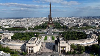 Fransa 'nın Paris Adası' ndaki Eyfel Kulesi. Şehir merkezindeki şehir manzarası. Seine River Skyline 'da. Fransa 'nın Paris Adası' ndaki Eyfel Kulesi. Trocadero Meydanı. Turizm Tarihi Yer. Paris Skyline