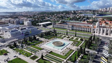 Lizbon 'daki Jeronimos Manastırı Portekiz Bölgesi. Ortaçağ Manastırı. Empire Square Sahnesi. Portekiz, Lizbon 'daki Jeronimos Manastırı. Discovery Coast 'da. Landmark Meydanı. Portekiz Skyline.