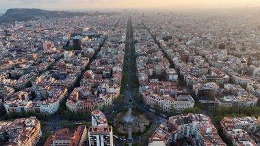 Barselona 'da Barselona üzerinde gün batımı Katalonya İspanya Topluluğu' nda. Ortaçağ Binaları. Şehir merkezindeki şehir manzarası. Barselona Katalonya Topluluğu İspanya. Günbatımı Skyline. Güneş Sahnesi Rays of Sun.
