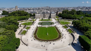 Fransa 'daki Paris' teki Lüksemburg Bahçeleri. Lüksemburg Sarayı. Paris Skyline Sahnesi. Fransa 'nın Ile de France şehrindeki Paris' teki Lüksemburg Bahçeleri. Güzel eğlence parkı. Turizm Tarihi Yer.