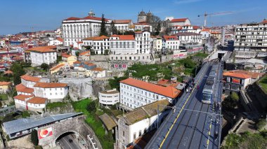 Porto Portekiz 'in Porto bölgesindeki Dom Luis Köprüsü. Şehir merkezi manzarası. Arch Köprüsü. Toplu taşıma sahnesi. Portekiz, Porto 'da Dom Luis Köprüsü. Turizm Tarihi Yer.