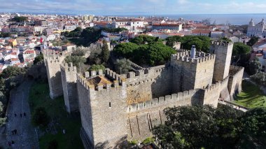 Lizbon, Portekiz 'deki Sao Jorge Şatosu. Ortaçağ Şato Sahnesi. Antik Şehir Manzarası. Portekiz, Lizbon 'daki Sao Jorge Kalesi. Tarihi Şehir Manzarası. Portekiz Skyline.