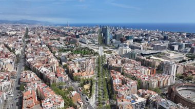 İspanya 'nın Barcelona şehrindeki Glories Tower' da. Highrise Binaları Sahnesi. Şehir merkezindeki şehir manzarası. Katalonya gökyüzü. İspanya Barselona 'daki Glories Kulesi. Bölge Havacılık Manzarası. İspanya Skyline.