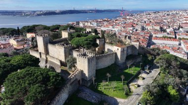 Lizbon, Portekiz 'deki Sao Jorge Şatosu. Ortaçağ Şato Sahnesi. Antik Şehir Manzarası. Portekiz, Lizbon 'daki Sao Jorge Kalesi. Tarihi Şehir Manzarası. Portekiz Skyline.