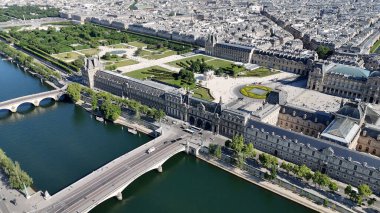 Fransa 'da Paris' teki Louvre Müzesi. Louvre Piramidi. Paris Skyline Sahnesi. Fransa 'nın Ile şehrindeki Paris Louvre Müzesi' nde. Güzel Atlıkarınca. Turizm Tarihi Yer.