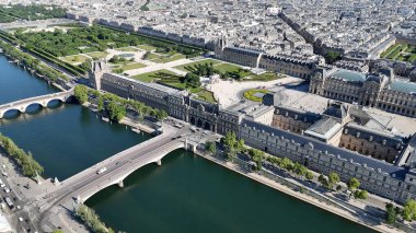 Fransa 'da Paris' teki Louvre Müzesi. Güzel Atlıkarınca Bahçesi. Paris Şehri Peyzajı. Fransa 'nın Ile şehrindeki Paris Louvre Müzesi' nde. Louvre Piramidi. Kültür Mirası.