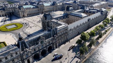 Fransa 'da Paris' teki Louvre Müzesi. Louvre Piramidi. Paris Skyline Sahnesi. Fransa 'nın Ile şehrindeki Paris Louvre Müzesi' nde. Güzel Atlıkarınca. Turizm Tarihi Yer.