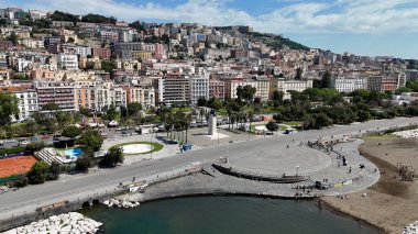 İtalya 'daki Napoli' deki Villa Comunale Parkı. Şehir manzarası manzarası. Şehir merkezinde. İtalya 'daki Napoli' deki Villa Comunale Parkı. Kültür Mirası Skyline. Güzel Metropolis. İtalya Manzarası.