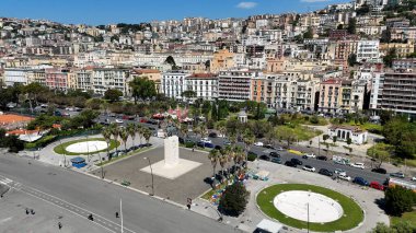 İtalya 'daki Napoli' deki Villa Comunale Parkı. Şehir merkezindeki şehir manzarası. Güzel Skyline. İtalya 'daki Napoli' deki Villa Comunale Parkı. Highrise Binaları. Napoli Mimarisi. Napoli Skyline.