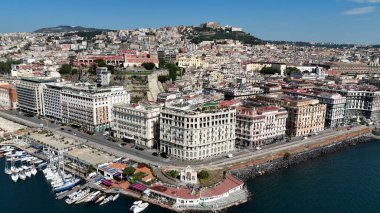 İtalya 'nın Campania şehrindeki Napoli' deki Devin Çeşmesi. Şehir merkezindeki şehir manzarası. Güzel Skyline. İtalya 'nın Campania şehrindeki Napoli' deki Devin Çeşmesi. Highrise Binaları. Napoli Mimarisi. Napoli Skyline