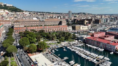 İtalya 'daki Napoli Kraliyet Sarayı. Şehir manzarası manzarası. Şehir merkezinde. İtalya 'daki Napoli Kraliyet Sarayı. Castel Nuovo Skyline. Güzel Hükümet Binası. Castel Nuovo Manzarası.