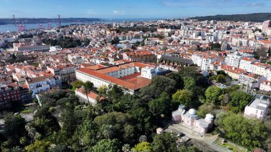 Lizbon 'daki Botanik Bahçesi, Portekiz Bölgesi. Botanik Bahçesi Sahnesi. Güzel şehir manzarası. Lizbon, Portekiz 'deki Botanik Bahçesi. Tarihi Şehir Manzarası. Çiçek Tarlası Sahnesi.