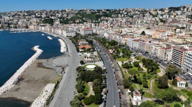 İtalya 'daki Napoli' deki Villa Comunale Parkı. Şehir merkezindeki şehir manzarası. Güzel Skyline. İtalya 'daki Napoli' deki Villa Comunale Parkı. Highrise Binaları. Napoli Mimarisi. Napoli Skyline.