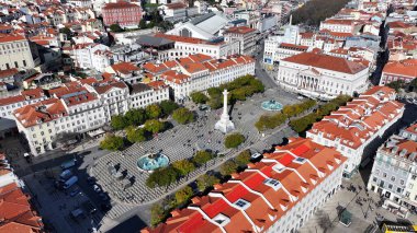 Lizbon 'un Lizbon bölgesindeki Dom Pedro IV Meydanı. Highrise Binaları Sahnesi. Güzel şehir manzarası. Portekiz, Lizbon 'da Dom Pedro IV Meydanı. Tarihi Şehir Manzarası. Portekiz Skyline.