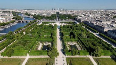 Des Champs Elysees Bulvarı Fransa 'daki Paris Ile De France' da. Zafer Kemeri. Paris Skyline Sahnesi. Fransa 'nın Ile şehrinde, Paris' te Champs Elysees Bulvarı. Güzel Tuileries Bahçesi.