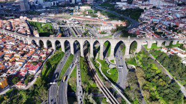 Lizbon 'un Lizbon bölgesindeki Aguas Livres Aqueduct. Su sistemi su kemeri. Ortaçağ Binası. Portekiz, Lizbon 'da Aguas Livres Aqueduct. Marvel Altyapı. Demiryolu Manzarası.