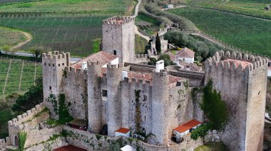 Portekiz 'in Leiria bölgesindeki Obidos Şatosu' nda. Tarihi Köy. Ortaçağ Kalesi. Göz kamaştırıcı manzara. Portekiz 'in Leiria bölgesindeki Obidos Şatosu' nda. Eski Şehir Manzarası.