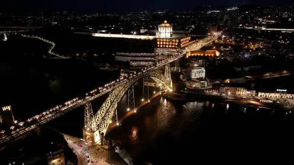 Portekiz 'in Porto bölgesindeki Luis Köprüsü. City At Night Scene. Aydınlatılmış Köprü Manzarası. Portekiz 'in Porto Bölgesi' ndeki I. Luis Köprüsü. Serra De Pilar Manastırı.