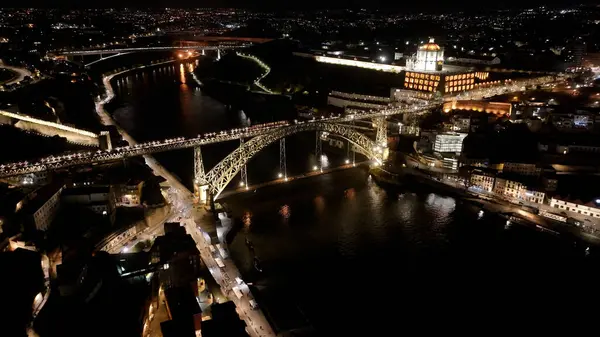 Porto Portekiz 'in Porto bölgesindeki Demir Köprü. City At Night Scene. Aydınlatılmış Köprü Manzarası. Porto Portekiz 'in Demir Köprüsü. Luis Köprüsü.