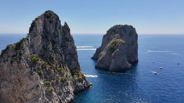 Capri 'li Faraglioni Campania İtalya' daki Napoli 'de. Kıyı manzarası. Rıhtım manzarası. Capri 'li Faraglioni Campania İtalya' daki Napoli 'de. Plaj manzarası. Paradisiac Seafront. Capri Adası Skyline.