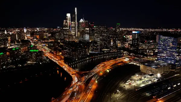 Philadelphia 'daki Philadelphia Skyline' ın Pennsylvania 'daki gece görüntüsü. Şehir merkezinde aydınlandı. City At Night Scene. Philadelphia, Pennsylvania Birleşik Devletleri. Philadelphia Şehri Bölgesi.