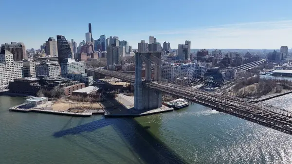 New York 'ta, Manhattan' da Brooklyn Skyline. Highrise Binaları Sahnesi. Brooklyn Köprüsü Peyzajı. New York 'ta Brooklyn Skyline. Trafik Arkaplanı.