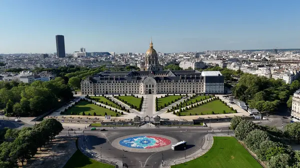 Fransa 'daki Paris Ile De France' daki Des Invalides Müzesi. Des Invalides Oteli. Paris Skyline Sahnesi. Fransa 'nın Ile şehrinde Paris' teki Des Invalides Müzesi. Güzel Kordon. Turizm Tarihi Yer.