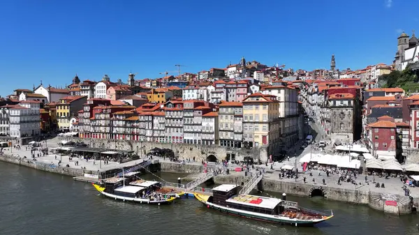 Porto Portekiz 'in Porto bölgesindeki Ribeira Rıhtımı. Şehir merkezinde. Ortaçağ Binaları. Tarihi Şehir Sahnesi 'nde. Portekiz, Porto bölgesindeki Ribeira Rıhtımı. Turizm Simgeleri.