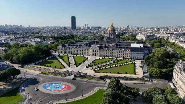 Fransa 'daki Paris Ile De France' daki Des Invalides Müzesi. Des Invalides Kordinatı. Paris Şehri Peyzajı. Fransa 'nın Ile şehrinde Paris' teki Des Invalides Müzesi. Güzel tapınak. Kültür Mirası.