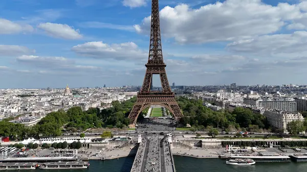 Fransa 'nın Paris Adası' ndaki Eyfel Kulesi. Şehir merkezindeki şehir manzarası. Seine River Skyline 'da. Fransa 'nın Paris Adası' ndaki Eyfel Kulesi. Eyfel Kulesi. Turizm Tarihi Yer. Paris Skyline