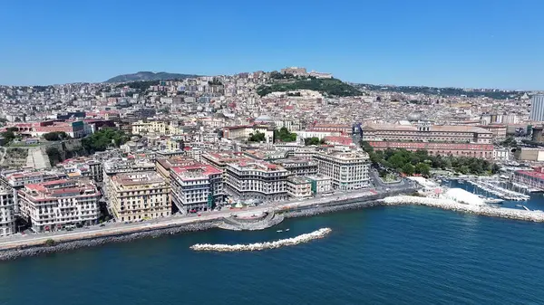 Napoli Skyline Campania İtalya 'da Napoli' de. Coastal City. Seascape Körfezi Suyu. Napoli Skyline Campania İtalya 'da Napoli' de. Göz kamaştırıcı Skyline. Güzel sahil şeridi. İtalya Manzarası.