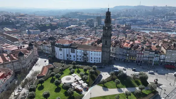 Porto Portekiz 'in Porto bölgesindeki Clerigos Kulesi. Şehir merkezindeki şehir manzarası. Din sembolü. Ortaçağ Binası. Portekiz, Porto Bölgesi 'ndeki Clerigos Kulesi. Lizbon Meydanı.