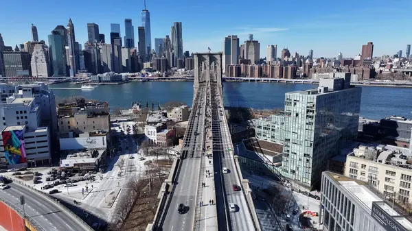 New York 'ta Manhattan' daki Brooklyn Köprüsü. Highrise Binaları Sahnesi. Trafik Manzarası. New York 'taki Brooklyn Köprüsü. Sahil Çizgisi Arkaplanı.
