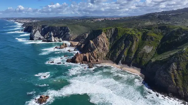 Lizbon Bölgesi Sintra 'da Cabo Da Roca. Plaj manzarası. Doğa Deniz Burnu. Seyahat güzergahı. Lizbon Bölgesi Sintra 'da Cabo Da Roca. Turkuaz Su.