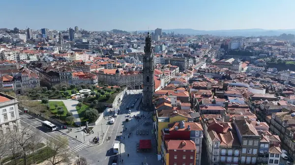 Porto Bölgesi Portekiz 'deki Clerigos Kilisesi. Şehir merkezindeki şehir manzarası. Din sembolü. Ortaçağ Binası. Portekiz 'in Porto Bölgesi' ndeki Clerigos Kilisesi. Lizbon Meydanı.