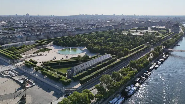 Fransa 'daki Paris' teki Tuileries Bahçesi. Güzel eğlence parkı. Paris Skyline Sahnesi. Fransa 'nın Ile de France şehrindeki Tuileries Garden' da. Tuileries Çeşmesi. Turizm Tarihi Yer.