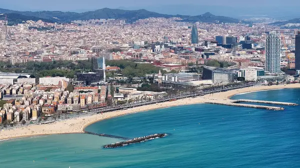 Barcelona Skyline Katalonya İspanya 'da. Şehir Plajı. Bay Water Sahnesi. Şehir merkezinde. Barcelona Skyline Katalonya İspanya 'da. Huzurlu Manzara.