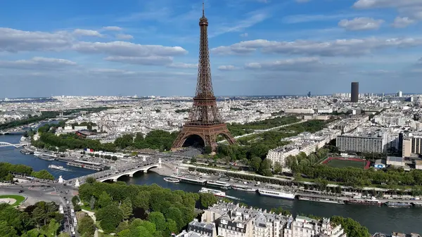 Fransa 'nın Paris Adası' ndaki Eyfel Kulesi. Şehir merkezindeki şehir manzarası. Seine River Skyline 'da. Fransa 'nın Paris Adası' ndaki Eyfel Kulesi. Eyfel Kulesi. Turizm Tarihi Yer. Paris Skyline