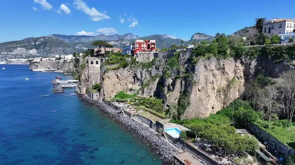 İtalya 'nın Napoli şehrinde Sorrento Skyline. Plaj manzarası. Turizm Tarihi Yer. İtalya 'nın Napoli şehrinde Sorrento Skyline. Tarihsel Şehir Manzarası. Salerno Körfezi Skyline. Akdeniz.