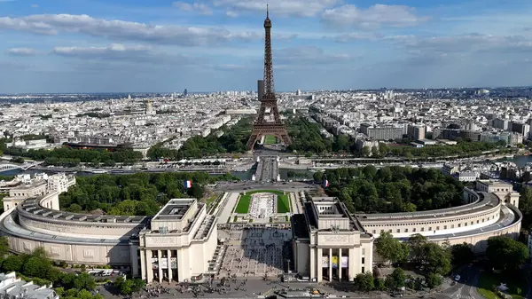 Fransa 'nın Paris Adası' ndaki Eyfel Kulesi. Şehir merkezindeki şehir manzarası. Seine River Skyline 'da. Fransa 'nın Paris Adası' ndaki Eyfel Kulesi. Trocadero Meydanı. Turizm Tarihi Yer. Paris Skyline
