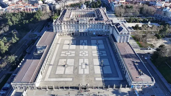 Madrid Kraliyet Sarayı Comunidad De Madrid İspanya. Ortaçağ Şehir Sahnesi. Şehir merkezindeki şehir manzarası. Madrid Comunidad De Madrid İspanya 'da. Kentsel Açık Hava. Avrupa Skyline.
