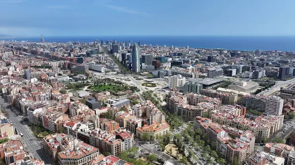 Katalonya Barselona 'daki Agbar Kulesi. İspanya. Şehir manzarası manzarası. Şehir merkezinde. Barselona Katalonya İspanya 'da. Kültür Mirası Skyline. Güzel Metropolis.