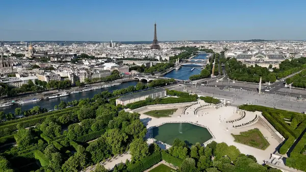 Fransa 'daki Paris' teki Tuileries Bahçeleri. Tuileries Atlıkarınca. Paris Skyline Sahnesi. Fransa 'nın Ile de France şehrindeki Tuileries Bahçeleri. Güzel Eyfel Kulesi. Turizm Tarihi Yer.
